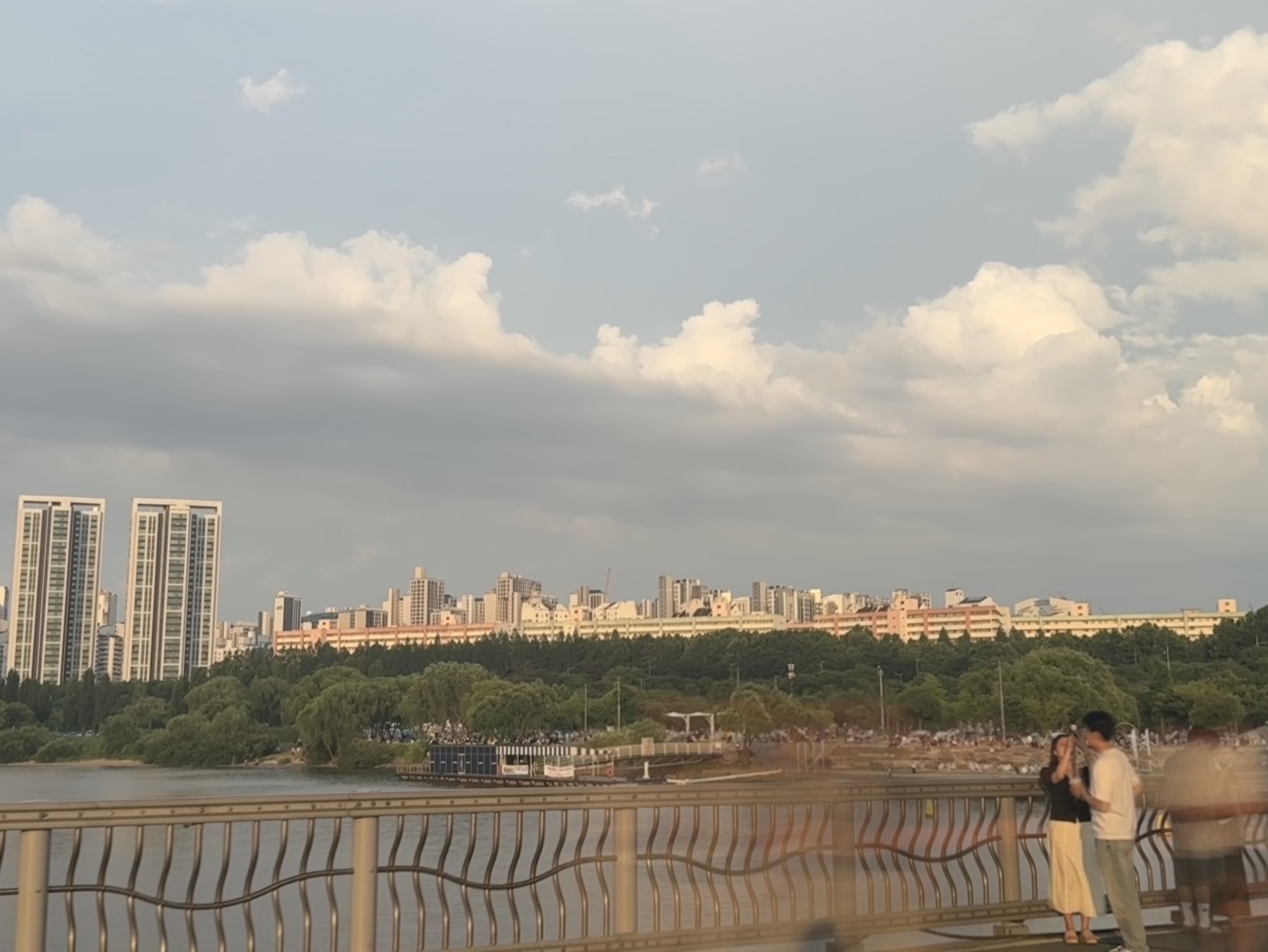 강변 산책로와 멀리 보이는 도시 스카이라인